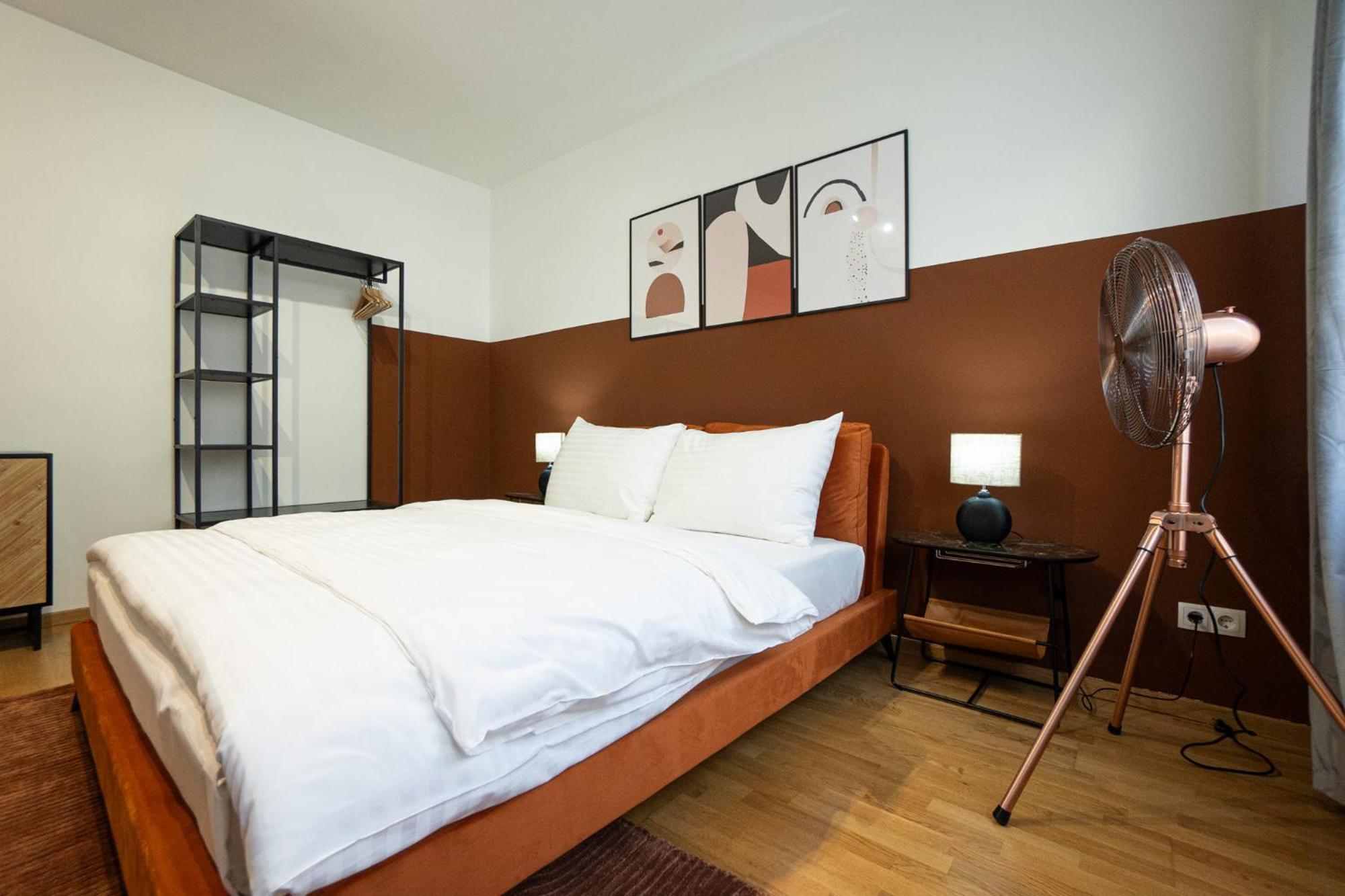 Spacious In Prime Location With Queen Bed Apartment