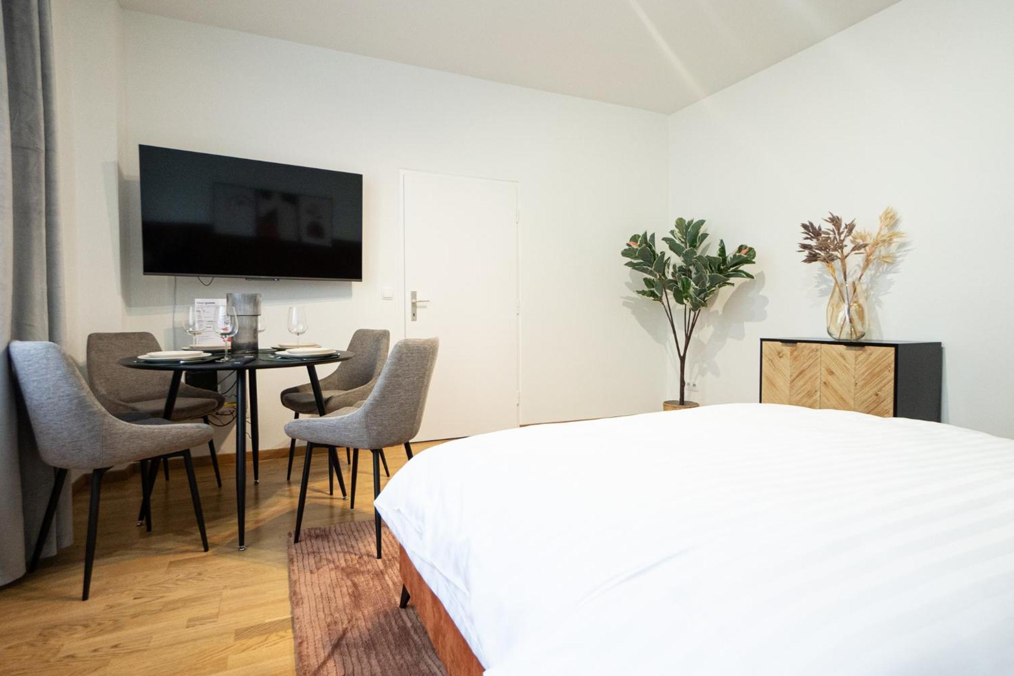 Spacious In Prime Location With Queen Bed * Wien