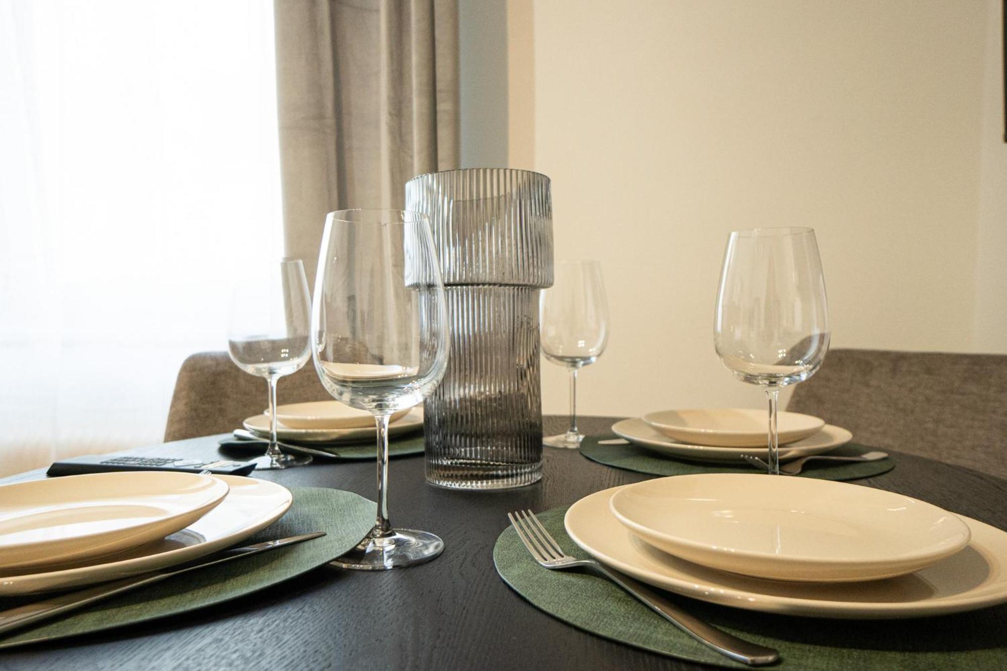 Spacious In Prime Location With Queen Bed Apartment *